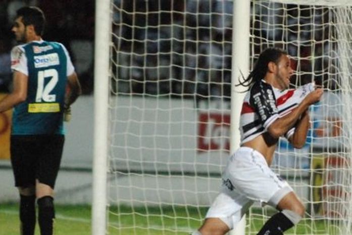 Alagoano Dênis Marques faz 2 no final, e Santa empata por 3 a 3
