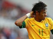 Torcedores perseguem Neymar e acusam atleta de simular faltas