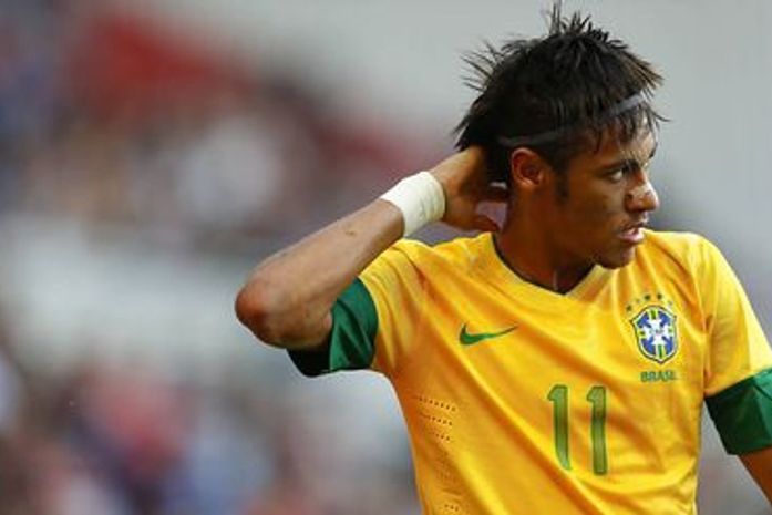 Torcedores perseguem Neymar e acusam atleta de simular faltas