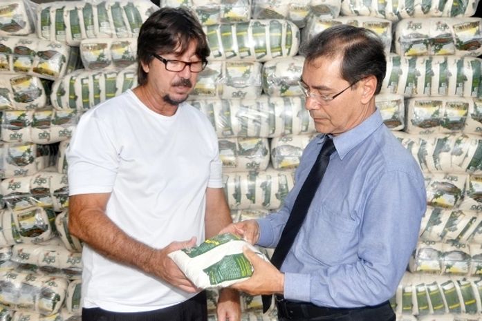 Elizeu Rêgo (D) disponibiliza alimentos para o programa Mesa Brasil distribuir com as vítimas da seca no semiárido alagoano