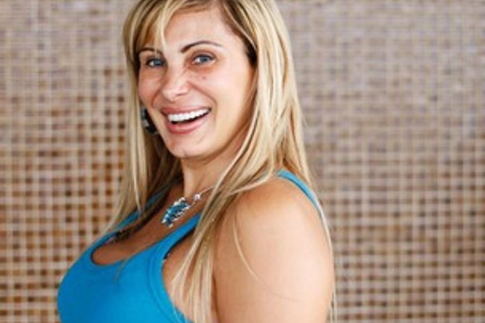 Ângela Bismarchi visita mercado popular em SP: 'Quase fiquei pelada'