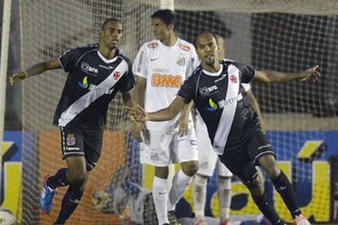 Vasco vence o Santos e segue na cola do Atlético-MG