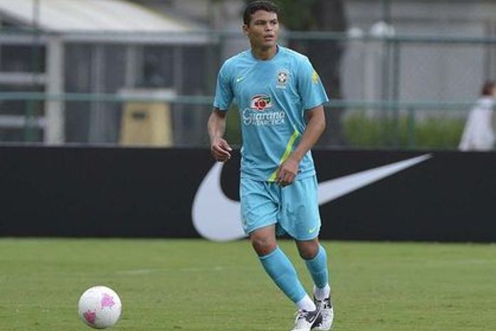 Torcida do Milan quer processar clube por vendas de ídolos ao PSG