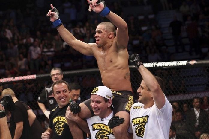 Renan Barão venceu o Urijah Faber.