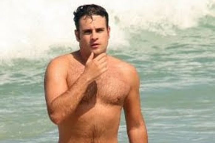 Seguranças de Vesgo empurram fãs em porta de boate