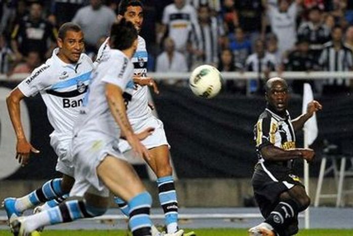 Grêmio frustra estreia de Seedorf, vence Botafogo e entra no G-4