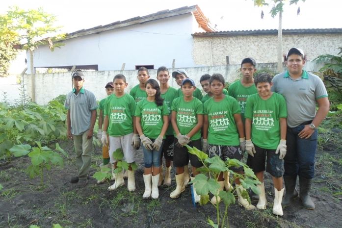 Foto:  Alef Diego com a turma. (Auxiliar é o primeiro da esquerda para direita)

