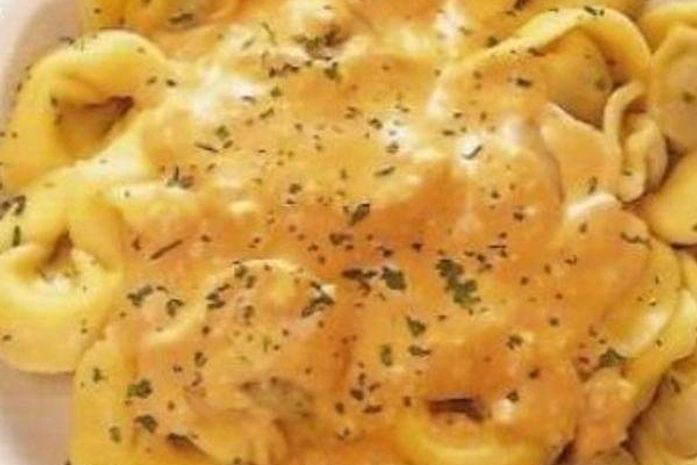 Capeletti com molho cremoso de queijo e frango.