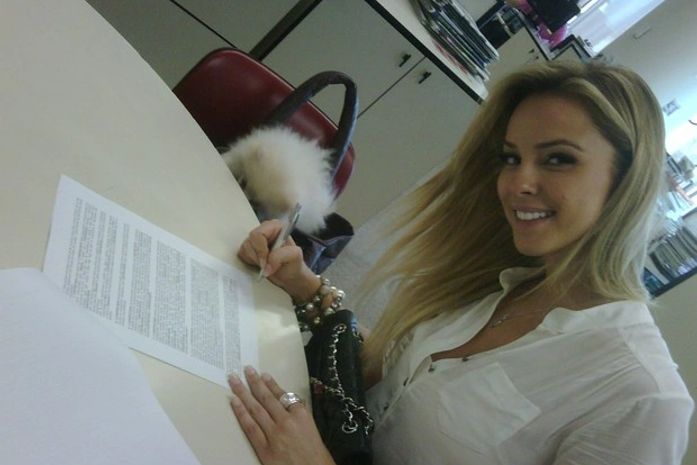 Karen Kounrouzan assina com a 'Playboy'