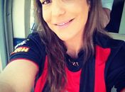 Com cara de sono, Ivete Sangalo comemora vitória de seu time