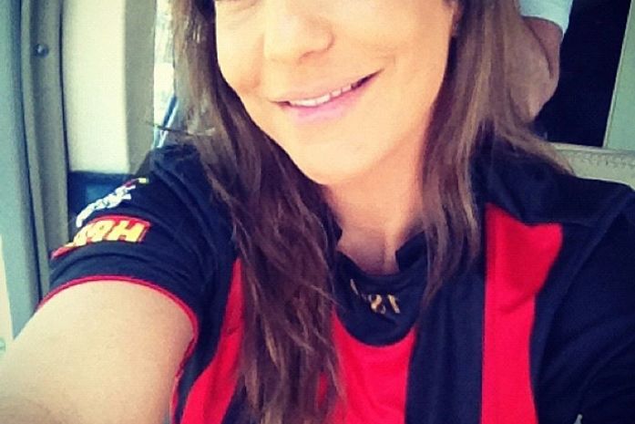 Com cara de sono, Ivete Sangalo comemora vitória de seu time