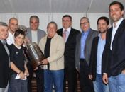 Lula recebe delegação corintiana e conhece taça da Libertadores