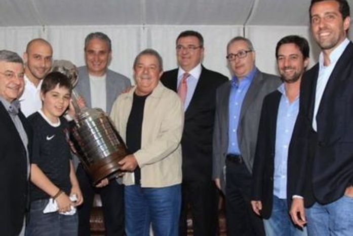 Lula recebe delegação corintiana e conhece taça da Libertadores