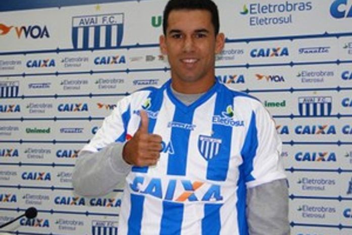Ex-jogador do CRB é apresentado como novo lateral-direito do Avaí