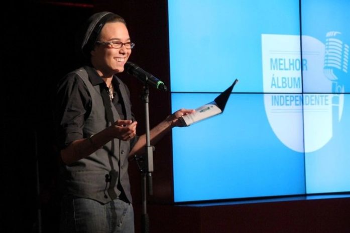 Maria Gadú faz graça na hora de entregar prêmio: ?Vai para Carminha?