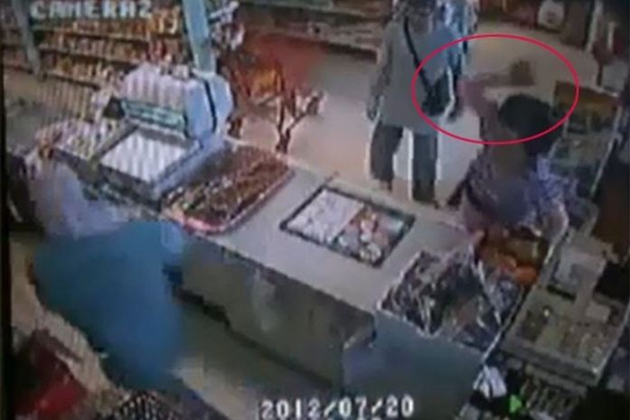 Mulher de 80 anos atirou mangas na tentativa de evitar roubo.