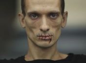Russo costura boca em protesto contra prisão de banda punk