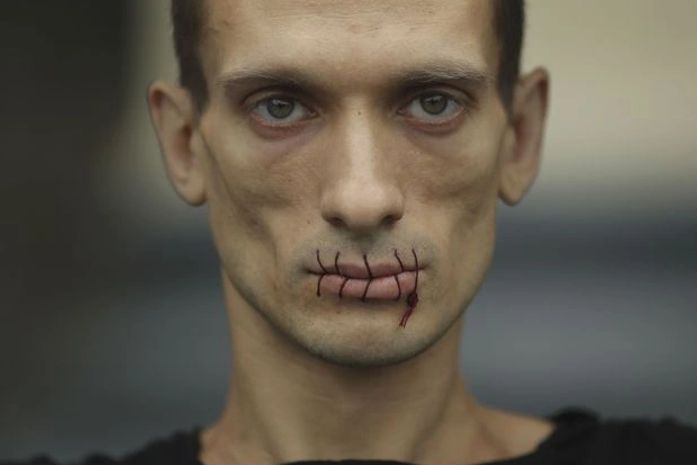 Russo costura boca em protesto contra prisão de banda punk