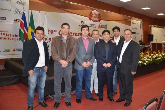 Jasse Rocha (primeiro da esquerda), acompanhado dos diretores da CPLA e outros laticinistas.