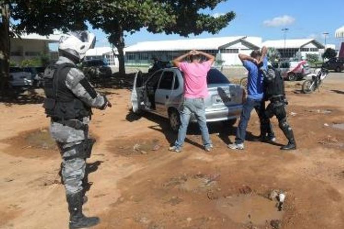 Pessoas sendo abordadas pela Polícia