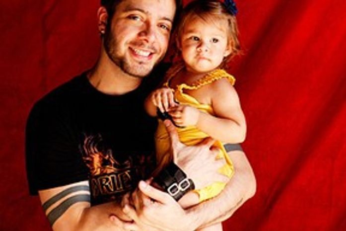 Ex-BBB Max sai sozinho com a filha após vitória judicial: 'Só quero ser pai'