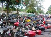 Cerca de 600 veículos são "esquecidos" em pátio de batalhão