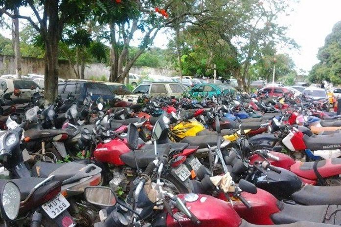 Cerca de 600 veículos são "esquecidos" em pátio de batalhão