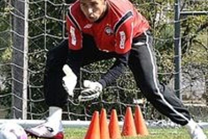 Goleiro Rodolfo do Atlético-PR é pego no exame antidoping