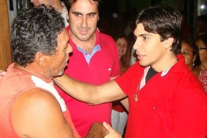 Zezeco no porta a porta na Barra