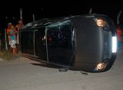 Motorista perde o controle e capota na ?ladeira da morte? em São Miguel dos Campos