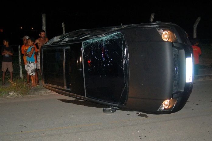 Motorista perde o controle e capota na ?ladeira da morte? em São Miguel dos Campos