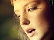A beleza de Mallu Magalhães é a grande protagonista do clipe da música 'Sambinha bom' 