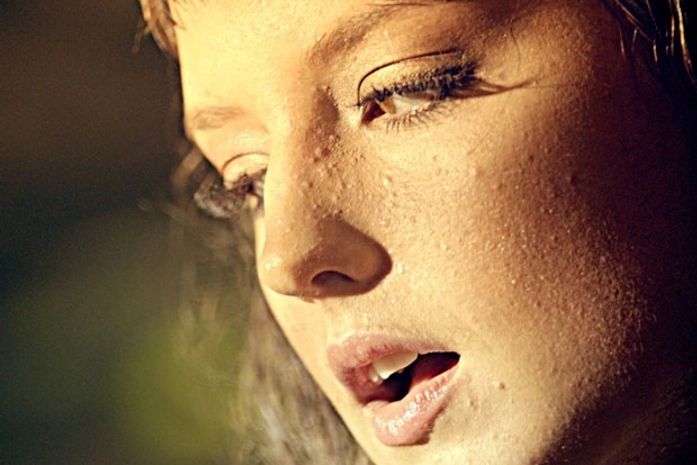 A beleza de Mallu Magalhães é a grande protagonista do clipe da música 'Sambinha bom' 