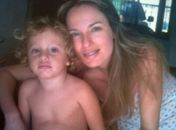Polícia acha mãe e filho mortos a facadas