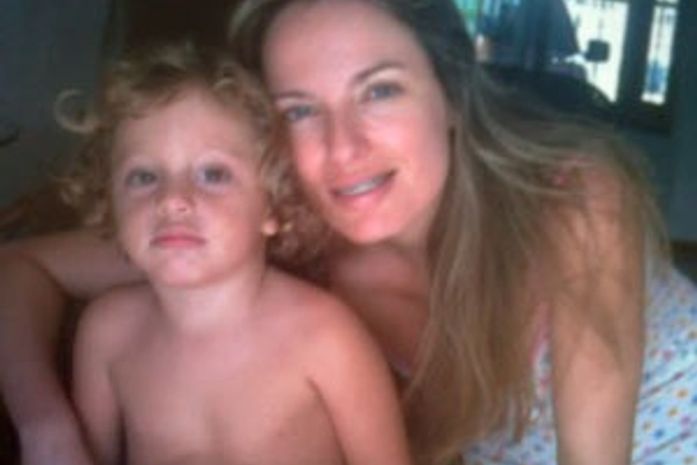 Polícia acha mãe e filho mortos a facadas