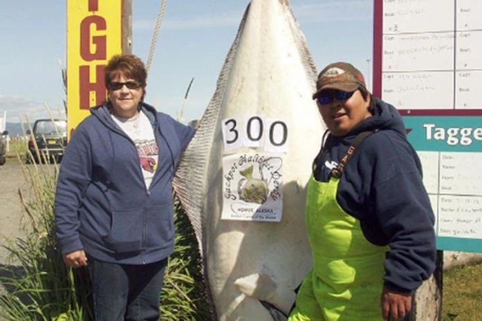 Carol Allis exibe peixe de 136 quilos.