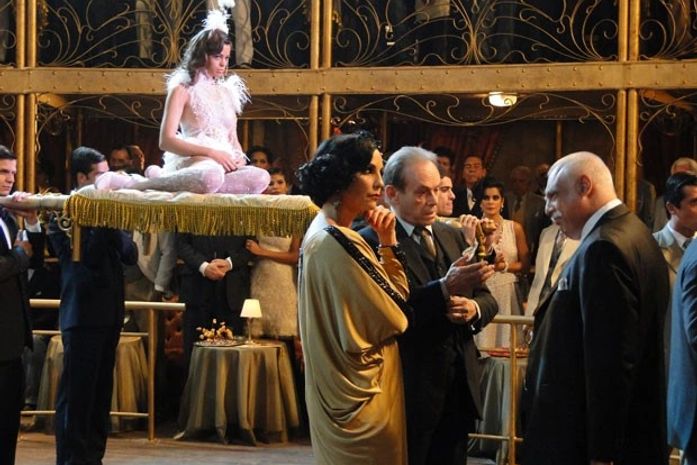 Os coronéis Jesuíno e Ramiro negociam a moça com Maria Machadão