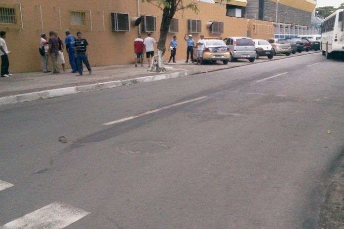Marcas de sangue puderam ser vistas na pista após acidente