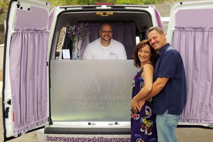 Dupla cria serviço de casamento móvel em Las Vegas