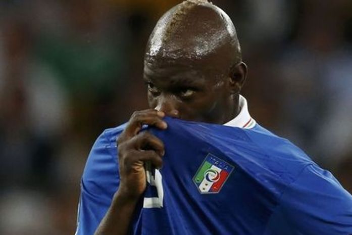 Balotelli provoca e rechaça atuar no Barça: "não jogo com meninas"