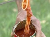 Dona de casa encontra camisinha em lata de extrato de tomate