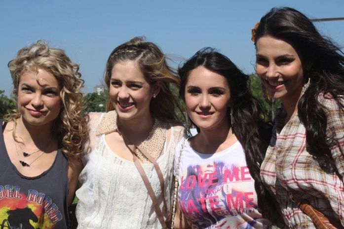 Lua, Sophia e Mel agitam dia de turista de Dulce María pelo Rio