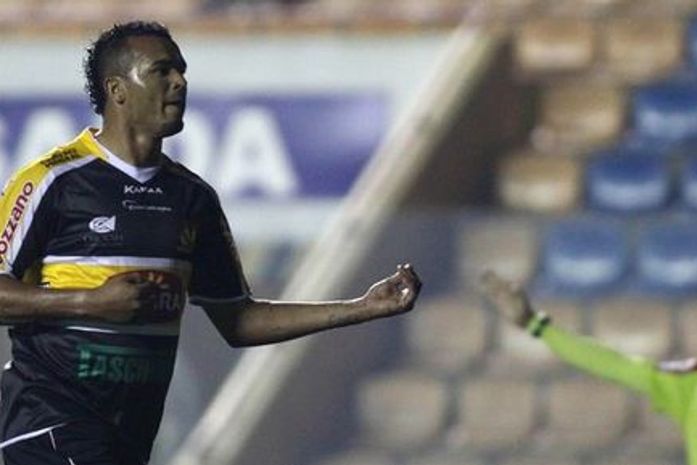Com dois gols de alagoano, Criciúma bate Barueri