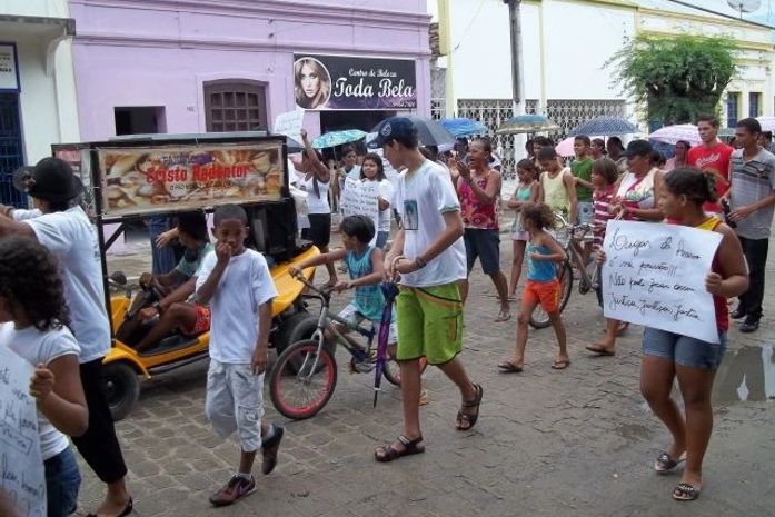 População sai às ruas e pede justiça em caso de deficiente morto por policial