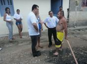 Fleming conversando com morador do Tabuleiro 