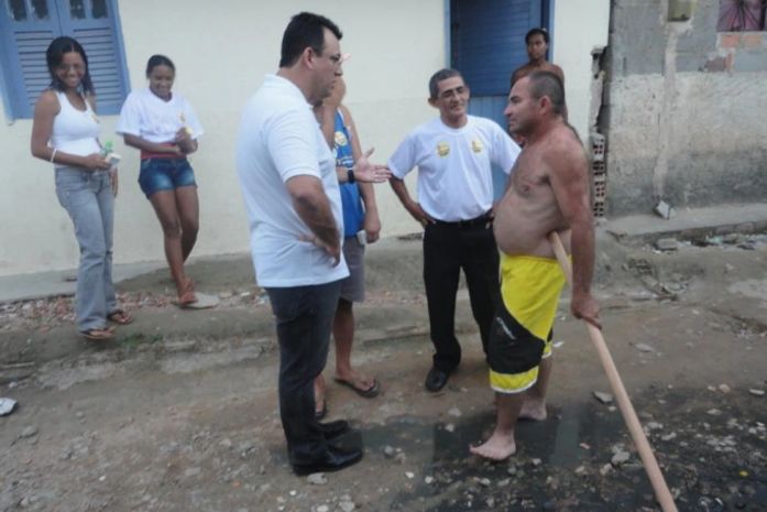 Fleming conversando com morador do Tabuleiro 