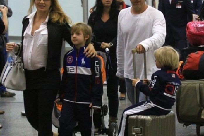 Angélica e Luciano Huck desembarcam no Rio com os filhos