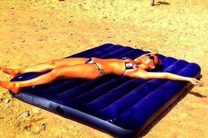 Bar Refaeli aparece de biquíni em cima de um colchão inflável