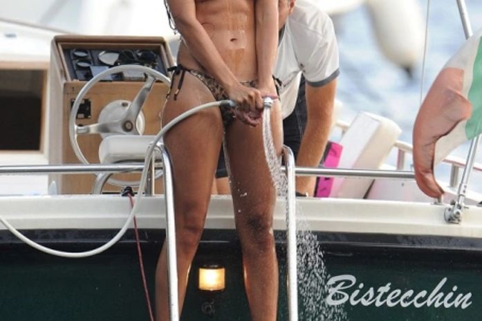 De biquíni, Rihanna sensualiza com chuveirinho no mar da Itália