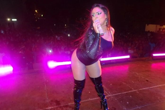 Mulher Melancia empina o popozão em show na África
